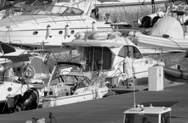 İtalya, Sicilya, Akdeniz, Marina di Ragusa (Ragusa Eyaleti); 11 Eylül 2022, limandaki insanlar, motorlu tekneler ve lüks yatlar - EDITORIAL