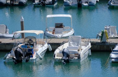 İtalya, Sicilya, Akdeniz, Marina di Ragusa (Ragusa ili); 12 Eylül 2022, limanda motorlu tekne - EDITORIAL