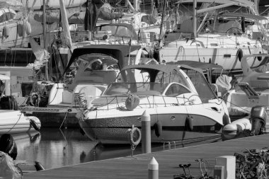 İtalya, Sicilya, Akdeniz, Marina di Ragusa (Ragusa ili); 12 Eylül 2022, limanda lüks yatlar - EDITORIAL