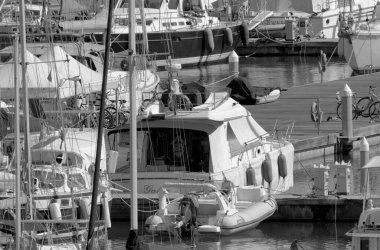 İtalya, Sicilya, Akdeniz, Marina di Ragusa (Ragusa ili); 12 Eylül 2022, limanda lüks yatlar - EDITORIAL