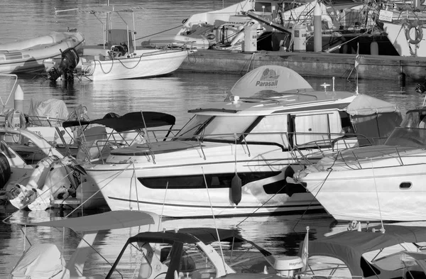 イタリア シチリア島 地中海 マリーナ ラグーザ 9月2022 日没時に港でボートや豪華ヨット Editorial — ストック写真