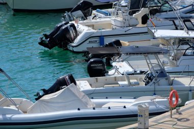 İtalya, Sicilya, Akdeniz, Marina di Ragusa (Ragusa ili); 13 Eylül 2022, limanda lüks yatlar - EDITORIAL