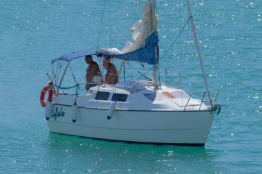 İtalya, Sicilya, Akdeniz, Marina di Ragusa (Ragusa Eyaleti); 13 Eylül 2022, limandaki bir yelkenli teknesinde erkekler - EDITORIAL