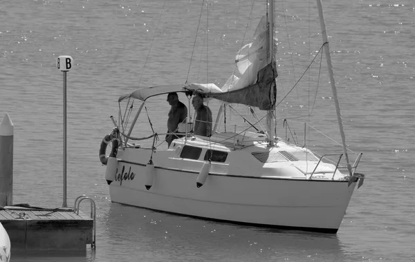 意大利 西西里 地中海 拉古萨海 拉古萨省 2022年9月13日 港口一艘帆船上的人员 Editorial — 图库照片