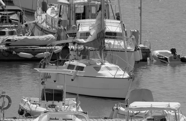 イタリア シチリア島 地中海 マリーナ ラグーザ ラグーザ州 9月2022 ポート内の帆船上の男性 編集部 — ストック写真