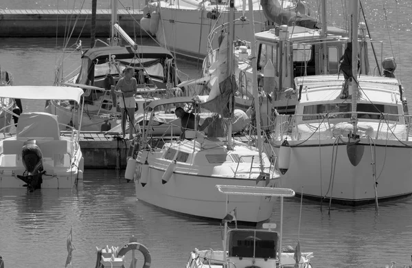 意大利 西西里 地中海 拉古萨海 拉古萨省 2022年9月13日 港口一艘帆船上的人员 Editorial — 图库照片