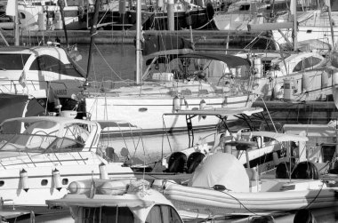 İtalya, Sicilya, Akdeniz, Marina di Ragusa (Ragusa ili); 13 Eylül 2022, limanda lüks yatlar - EDITORIAL