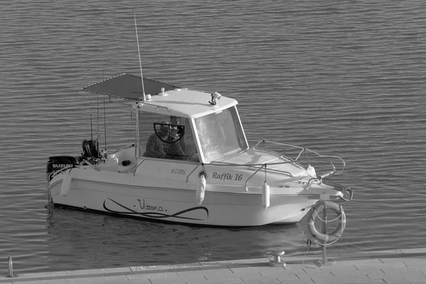 Italien Sicilien Medelhavet Marina Ragusa Ragusaprovinsen September 2022 Sportfiskare Motorbåt — Stockfoto