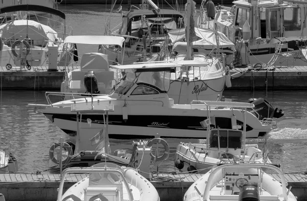 Taly シチリア島 地中海 マリーナ ラグーザ ラグーザ州 9月2022 ポート内のモーターボートに乗って男 Editorial — ストック写真