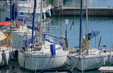 İtalya, Sicilya, Akdeniz, Marina di Ragusa (Ragusa ili); 14 Eylül 2022, limanda lüks yatlar - EDITORIAL