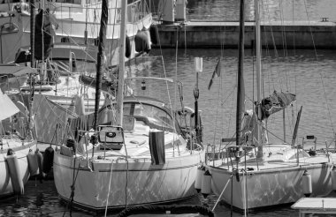 İtalya, Sicilya, Akdeniz, Marina di Ragusa (Ragusa ili); 14 Eylül 2022, limanda lüks yatlar - EDITORIAL