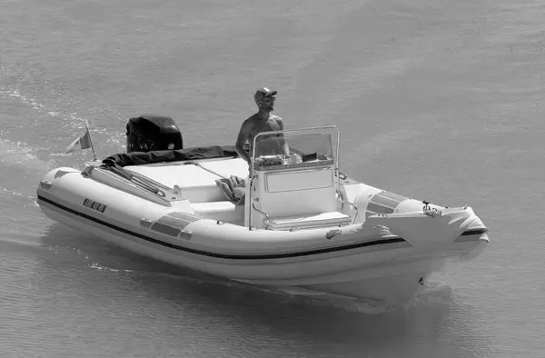 イタリア シチリア島 地中海 マリーナ ラグーザ ラグーザ州 9月2022 ポート内のゴムボートに男 Editiorial — ストック写真