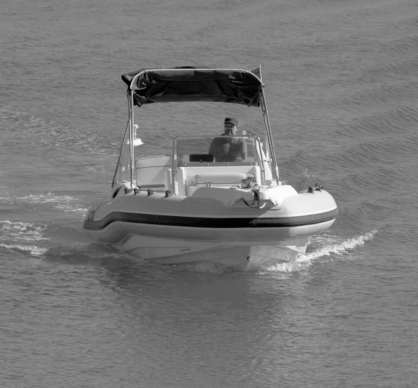 イタリア シチリア島 地中海 マリーナ ラグーザ ラグーザ州 9月2022 ポート内のゴムボートに男 Editiorial — ストック写真