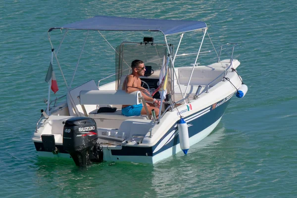イタリア シチリア島 地中海 マリーナ ラグーザ ラグーザ州 9月2022 ポート内のモーターボートに乗って男 Editorial — ストック写真