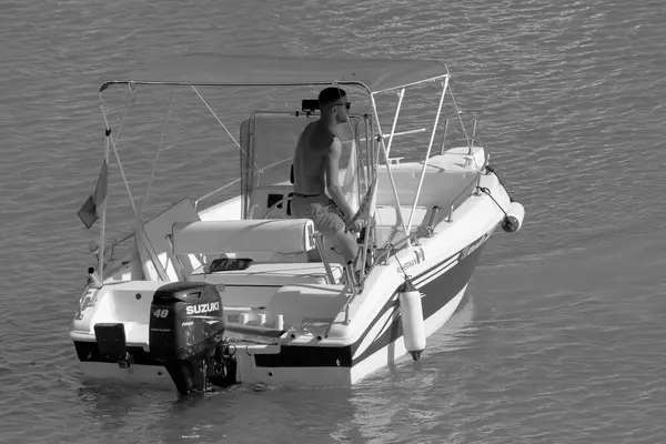イタリア シチリア島 地中海 マリーナ ラグーザ ラグーザ州 9月2022 ポート内のモーターボートに乗って男 Editorial — ストック写真