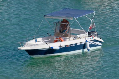 İtalya, Sicilya, Akdeniz, Marina di Ragusa (Ragusa Eyaleti); 14 Eylül 2022, limandaki bir motorlu teknede adam - EDITORIAL