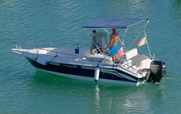 Italien Sicilien Medelhavet Marina Ragusa Ragusaprovinsen September 2022 Man Motorbåt — Stockfoto