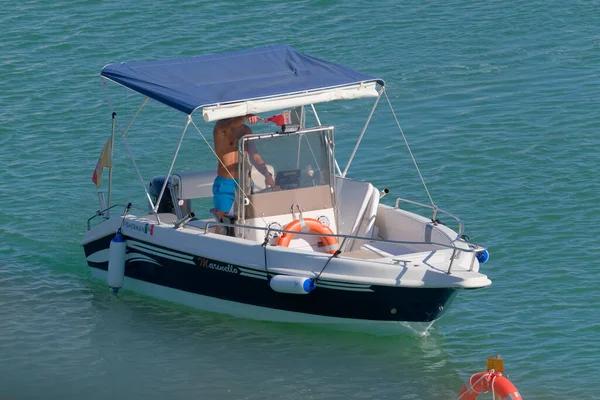 İtalya, Sicilya, Akdeniz, Marina di Ragusa (Ragusa Eyaleti); 14 Eylül 2022, limandaki bir motorlu teknede adam - EDITORIAL