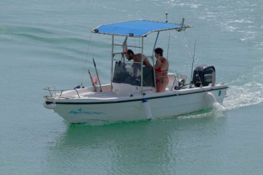 İtalya, Sicilya, Akdeniz, Marina di Ragusa (Ragusa Eyaleti); 15 Eylül 2022, limanda bir motorlu tekne - EDITORIAL