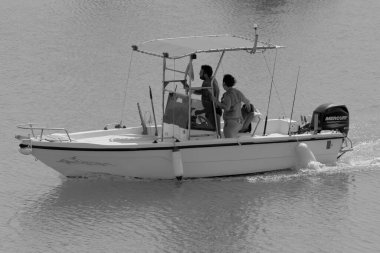 İtalya, Sicilya, Akdeniz, Marina di Ragusa (Ragusa Eyaleti); 15 Eylül 2022, limanda bir motorlu tekne - EDITORIAL