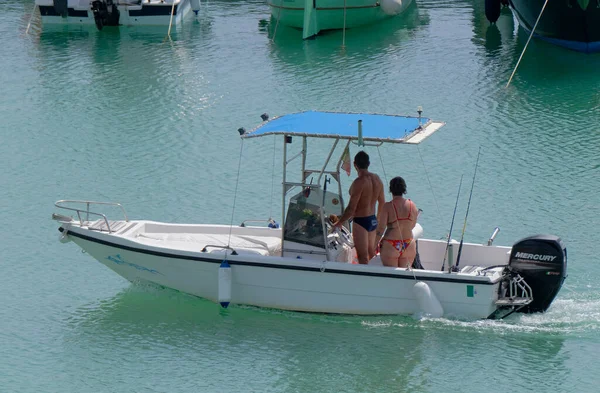 イタリア シチリア島 地中海 マリーナ ラグーザ ラグーザ州 9月2022 ポート内のモーターボート上のカップル Editorial — ストック写真
