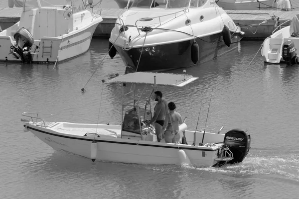 Italien Sicilien Medelhavet Marina Ragusa Ragusaprovinsen September 2022 Par Motorbåt — Stockfoto