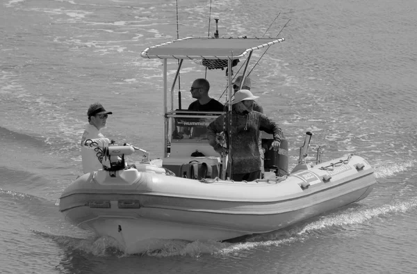 イタリア シチリア島 地中海 マリーナ ラグーザ ラグーザ州 2022年9月15日 港内のゴムボートに乗っているスポーツ漁師 Editorial — ストック写真