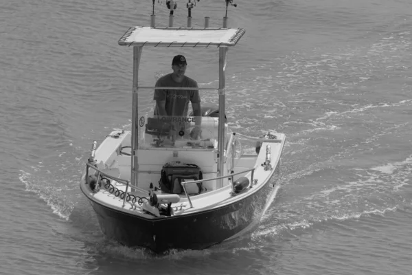 Italien Sicilien Medelhavet Marina Ragusa Ragusaprovinsen September 2022 Sportfiskare Motorbåt — Stockfoto