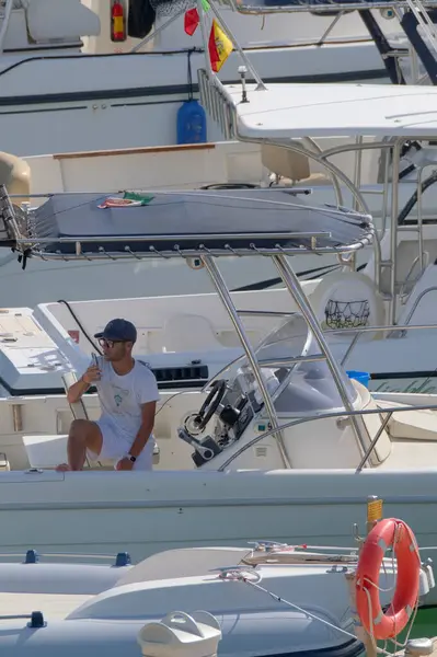 イタリア シチリア島 地中海 マリーナ ラグーザ ラグーザ州 9月2022 ポート内の豪華ヨットの男 編集部 — ストック写真