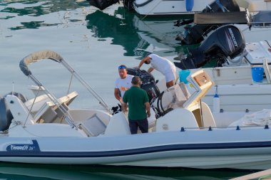 Taly, Sicilya, Akdeniz, Marina di Ragusa (Ragusa Eyaleti); 16 Eylül 2022, limandaki kauçuk bir teknede adamlar - EDITORIAL