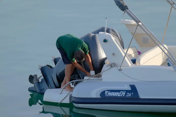 Italien Sizilien Mittelmeer Marina Ragusa Provinz Ragusa September 2022 Mann Stockfoto