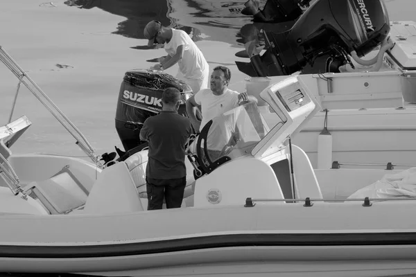 Taly Sicily Mediterranean Sea Marina Ragusa Ragusa省 2022年9月16日 港口一艘橡皮船上的人 Editorial — 图库照片