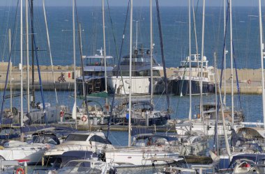 İtalya, Sicilya, Akdeniz, Marina di Ragusa (Ragusa ili); 17 Eylül 2022, limanda lüks yatlar - EDITORIAL
