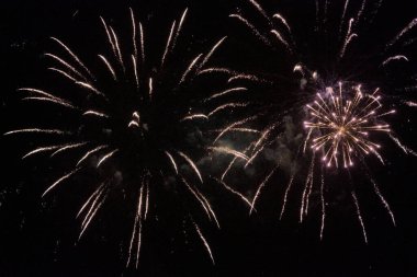 İtalya, Sicilya, Marina di Ragusa, gece havai fişek