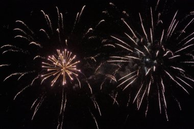 İtalya, Sicilya, Marina di Ragusa, gece havai fişek