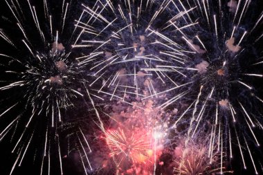 İtalya, Sicilya, Marina di Ragusa, gece havai fişek