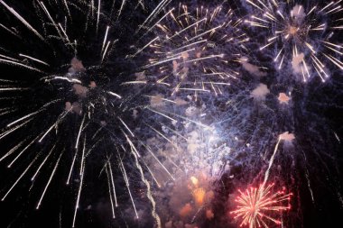 İtalya, Sicilya, Marina di Ragusa, gece havai fişek