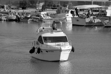 İtalya, Sicilya, Akdeniz, Marina di Ragusa (Ragusa Eyaleti); 18 Eylül 2022, limanda lüks bir yatta insanlar - EDITORIAL