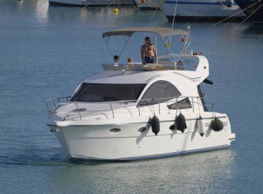 İtalya, Sicilya, Akdeniz, Marina di Ragusa (Ragusa Eyaleti); 18 Eylül 2022, limanda lüks bir yatta insanlar - EDITORIAL