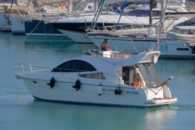 İtalya, Sicilya, Akdeniz, Marina di Ragusa (Ragusa Eyaleti); 18 Eylül 2022, limanda lüks bir yatta insanlar - EDITORIAL