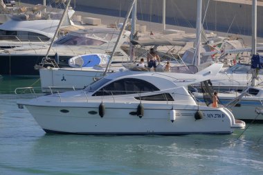 İtalya, Sicilya, Akdeniz, Marina di Ragusa (Ragusa Eyaleti); 18 Eylül 2022, limanda lüks bir yatta insanlar - EDITORIAL