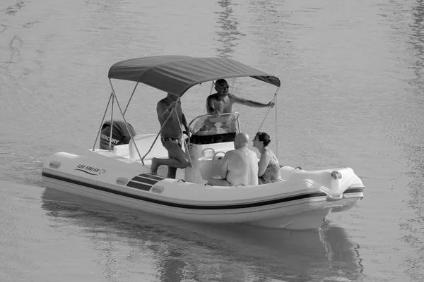 イタリア シチリア島 地中海 マリーナ ラグーザ ラグーザ州 9月2022 ポート内のゴムボートの上の人々 Editorial — ストック写真