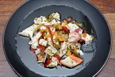 Yiyecek, ahşap bir masa üzerinde marine edilmiş İtalyan çiğ deniz ürünleri.