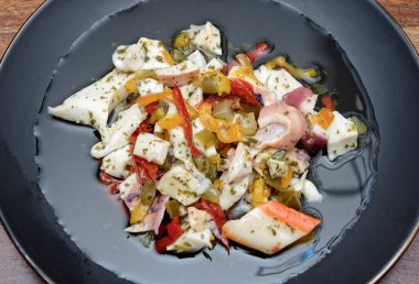 Yiyecek, ahşap bir masa üzerinde marine edilmiş İtalyan çiğ deniz ürünleri.