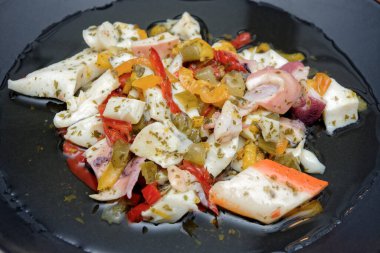 Yiyecek, ahşap bir masa üzerinde marine edilmiş İtalyan çiğ deniz ürünleri.