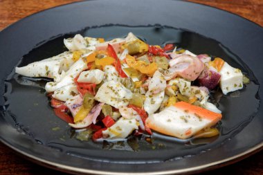 Yiyecek, ahşap bir masa üzerinde marine edilmiş İtalyan çiğ deniz ürünleri.