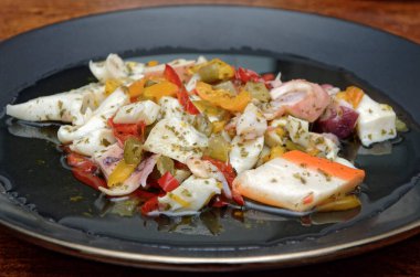 Yiyecek, ahşap bir masa üzerinde marine edilmiş İtalyan çiğ deniz ürünleri.