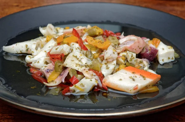 Yiyecek, ahşap bir masa üzerinde marine edilmiş İtalyan çiğ deniz ürünleri.