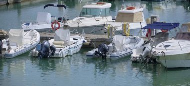 Taly, Sicilya, Akdeniz, Marina di Ragusa (Ragusa Eyaleti); 23 Eylül 2022, limanda motorlu tekneler ve lüks yatlar - EDITORIAL