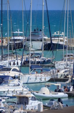 Taly, Sicilya, Akdeniz, Marina di Ragusa (Ragusa Eyaleti); 23 Eylül 2022, limanda motorlu tekneler ve lüks yatlar - EDITORIAL